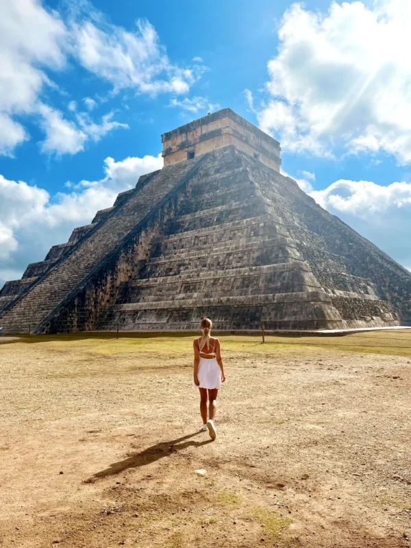 Kobieta idąca w stronę piramidy Chichen Itza w Meksyku. Własnym Śladem.